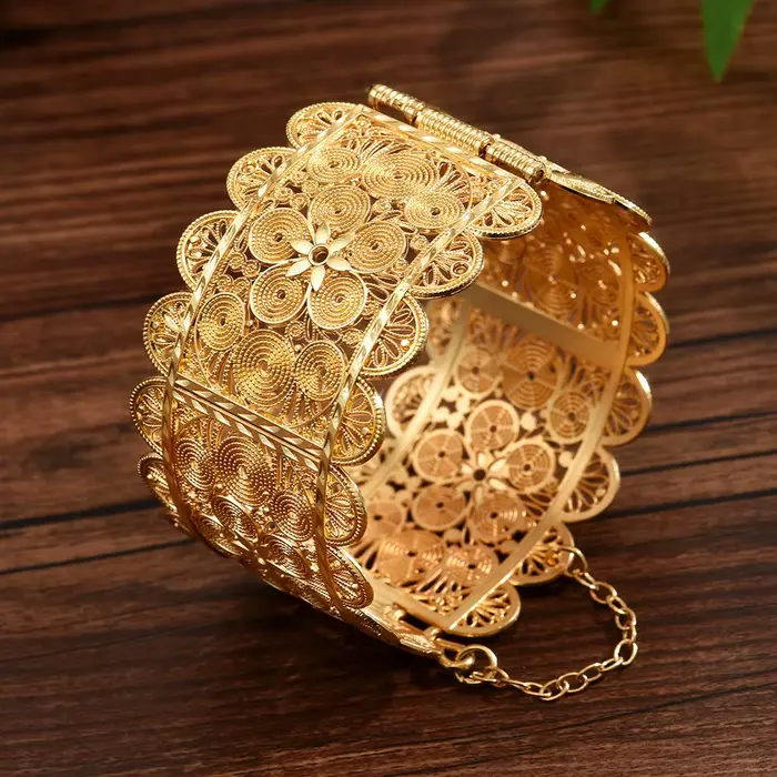 Bracelet doré de la mariée marocaine avec motif évidé et design ouvert. Bracelet fabriqué à la main