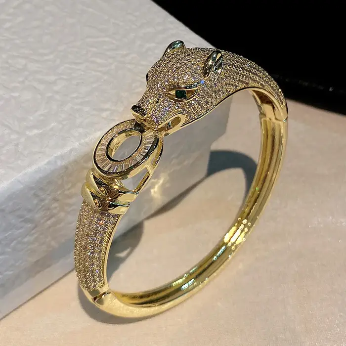 Bracelet manchette ouvert plaqué or motif léopard, style chunky