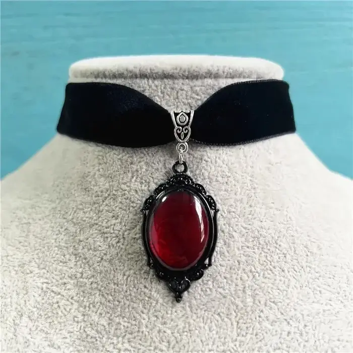 Collier ras du cou en velours avec pendentif camée vampire gothique pour femme