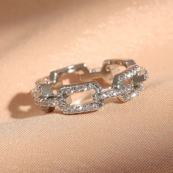 Bague de cocktail en cuivre plaqué or avec zirconium blanc pour femmes élégantes occasions spéciales et tous les jours