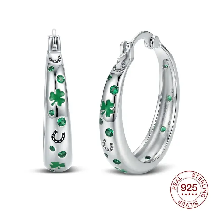 Boucles d'oreilles créoles trèfle en argent sterling 925 avec accents verts et détail fer à cheval