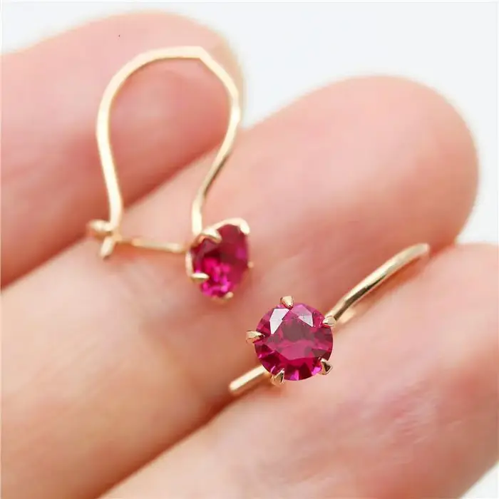 Boucles d'oreilles en or rose et zirconium rouge pour femmes, bijoux élégants et doux, parfait pour l'engagement et les occasions spéciales