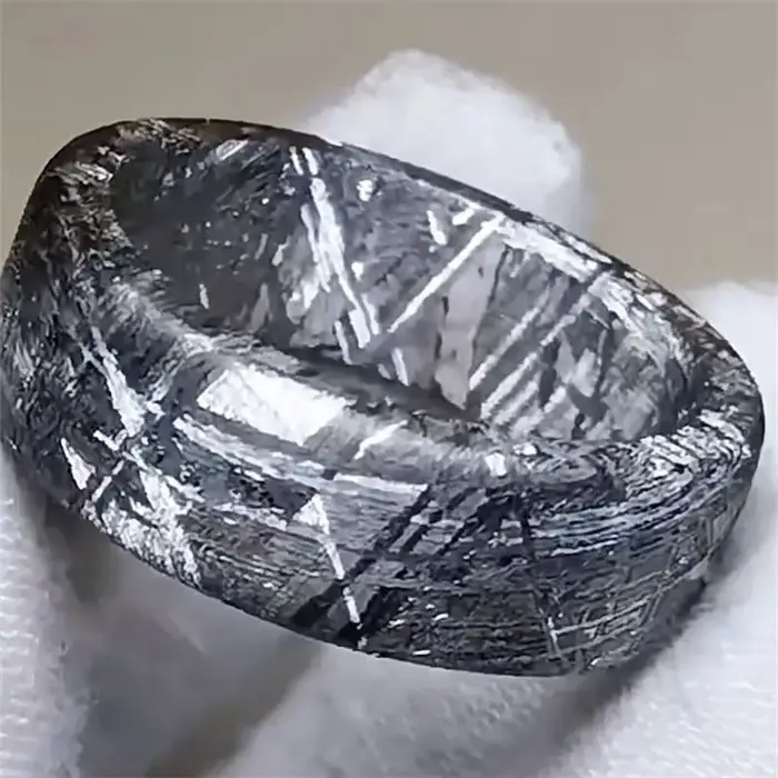 Bague en météorite faite à la main