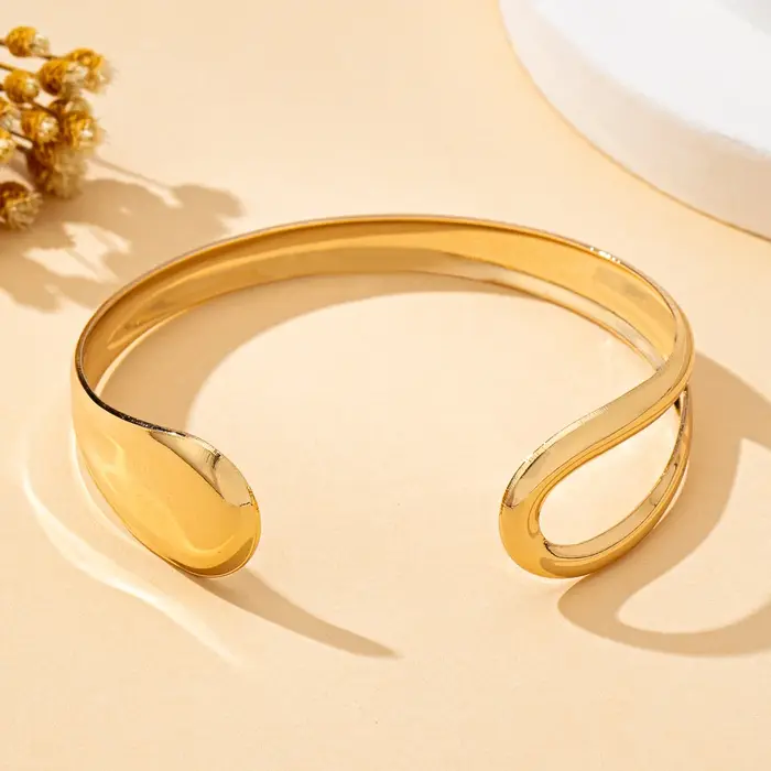 Un bracelet ouvert à la mode pour femmes