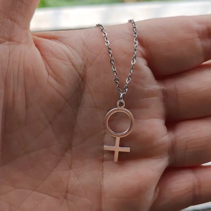 Collier symbole de féminité bijoux féministes pendentif acier inoxydable pour femmes occasions spéciales anniversaire mariage soirée