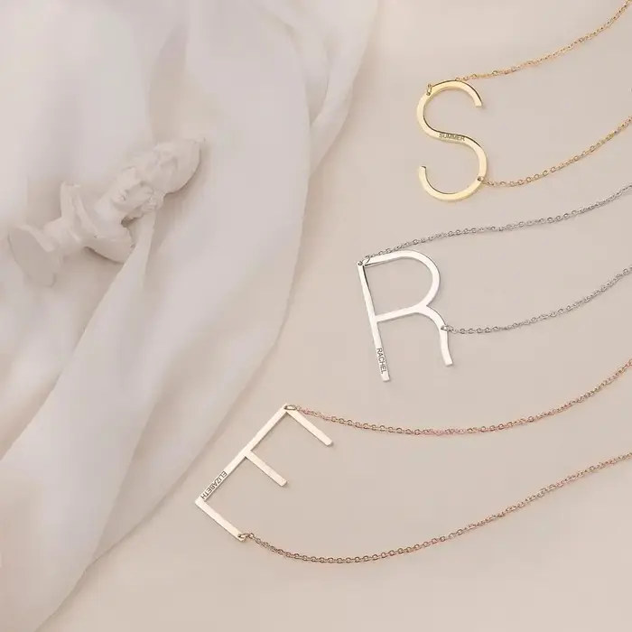 Collier en acier inoxydable avec 26 lettres anglaises