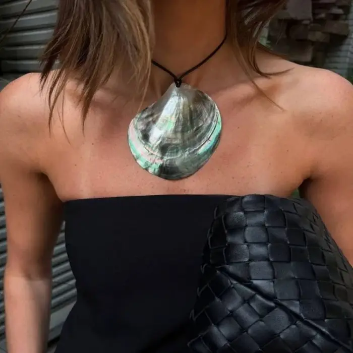 Grand collier pendentif coquillage pour femme, cordon noir, bijou minimaliste côtier, pièce maîtress