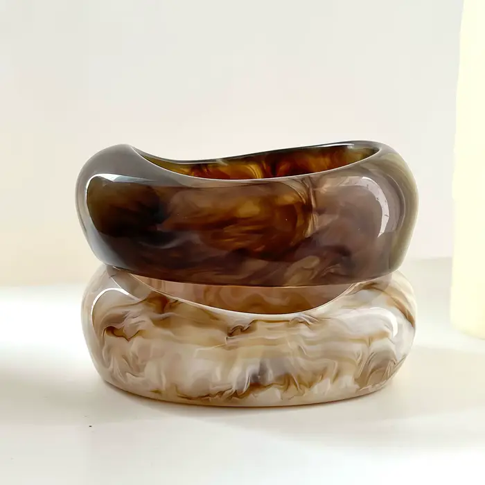 Bracelet en résine avec motif géométrique pour femmes et filles, élégant et moderne pour toutes les occasions spéciales