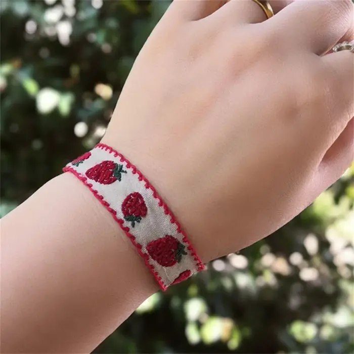 Bracelet Boho à fleurs de fraises