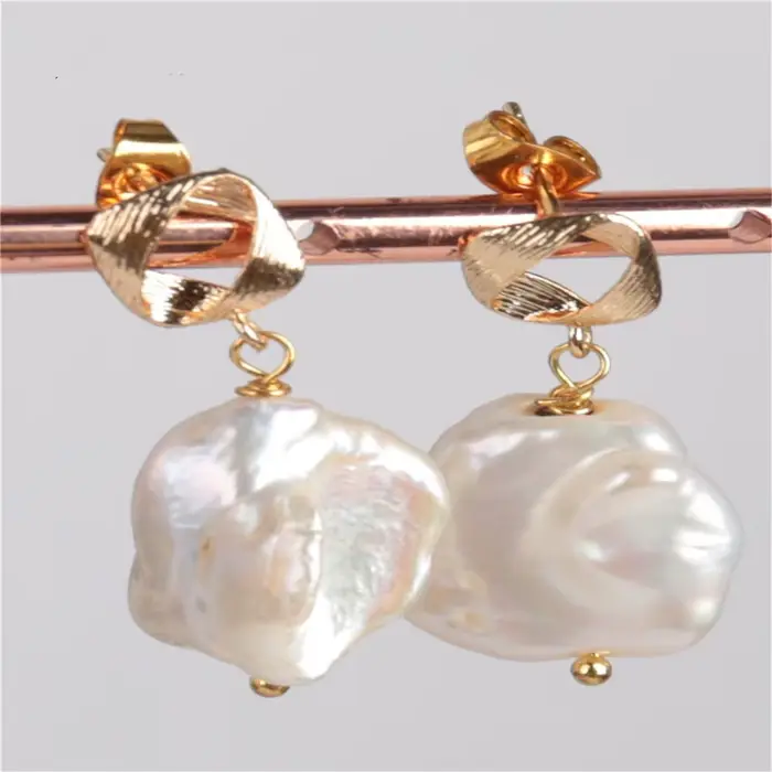 Boucles d'oreilles en perles baroques blanches naturelles faites à la main pour femmes occasions spéciales soirée mariage anniversaire cadeau élégant style classique