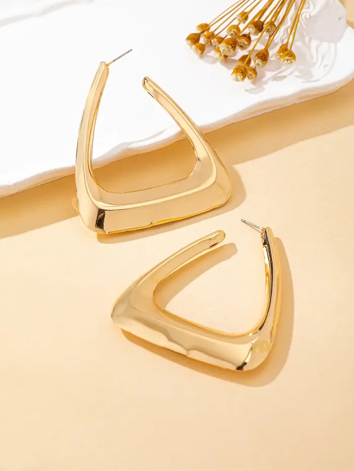 Boucles d'oreilles dorées triangulaires pour femmes, élégantes et confortables pour le bureau et les occasions spéciales