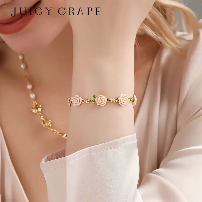 Ensemble de bijoux élégant en émail rose et perles pour femmes avec pendentifs en or karat et zirconium blanc pour occasions spéciales et cadeaux