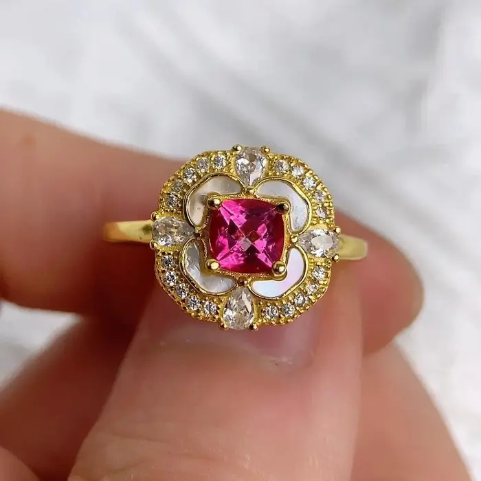 Bague en rubis cloutée en diamant incrusté de style romantique