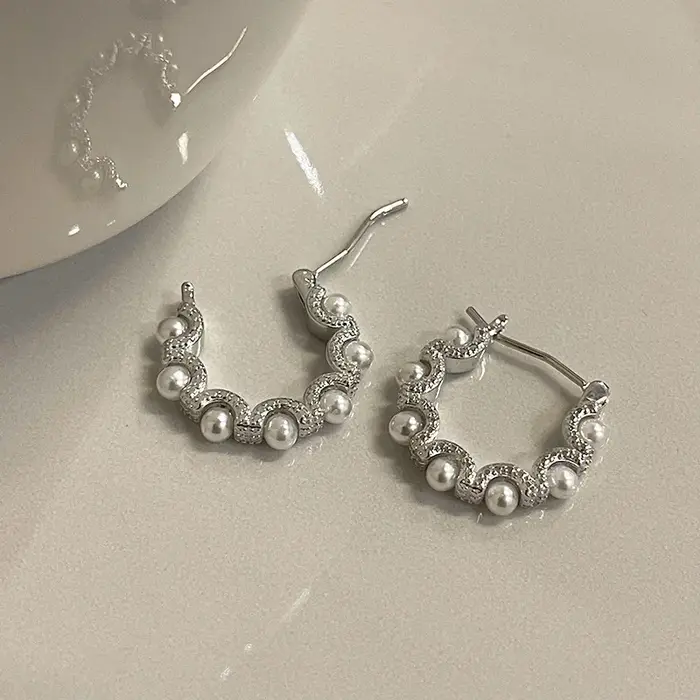 Boucles d'oreilles créoles élégantes en imitation de perles françaises pour femmes, bijoux tendance, accessoires de fête, cadeaux, nouvelle collection, bijoux modernes pour toutes les occasions