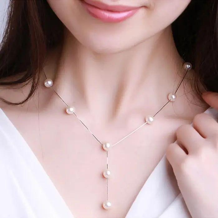 Charmant collier de perles blanches
