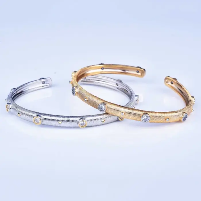 En 2026, la France a lancé une nouvelle collection de bijoux tendance et élégante - une bague ouverte en diamant à