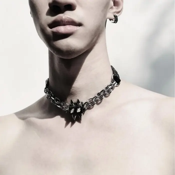 Un collier punk, chaîne de clavicule à la mode et polyvalente