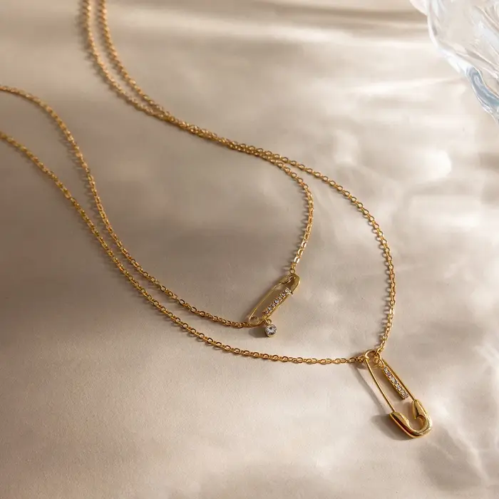 Collier pendentif épingle de sûreté plaqué or 18 carats avec zircon et double chaîne en acier inoxydable
