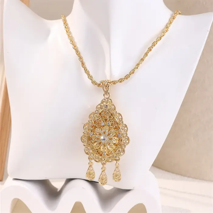 Collier de fleurs incrustées en forme de goutte d'eau pour femme
