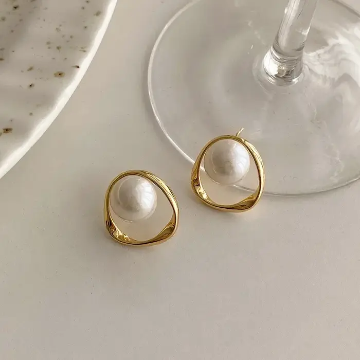 Boucles d'Oreilles Rondes en Imitation de Perles Dorées Design Coréen Délicat et Irrégulier Bijoux Inhabituels à la Mode 2023 Occasions Spéciales