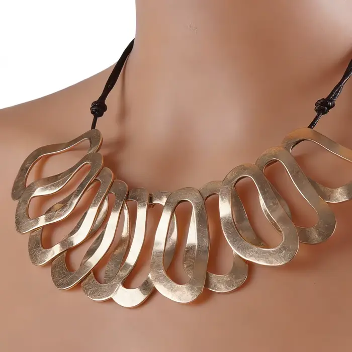 Collier bib minimaliste à motif vague