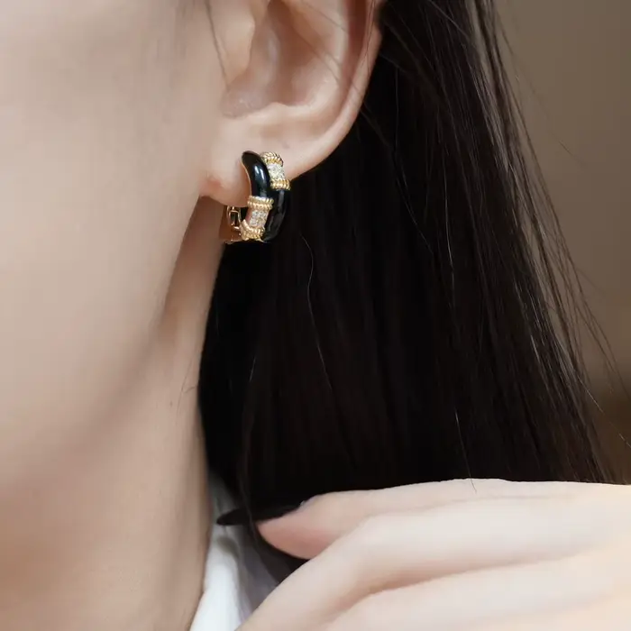 Boucles d'oreilles en argent 925 serties d'agate noire et zircons plaquées or 18 carats bijoux de luxe pour femmes élégantes et sophistiquées occasions spéciales