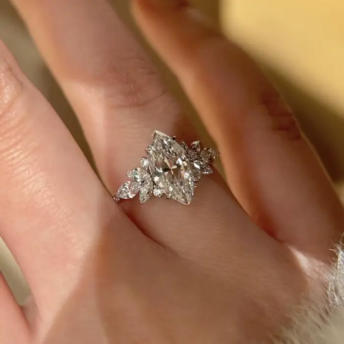 Bague de fiançailles de luxe incrustée de diamants