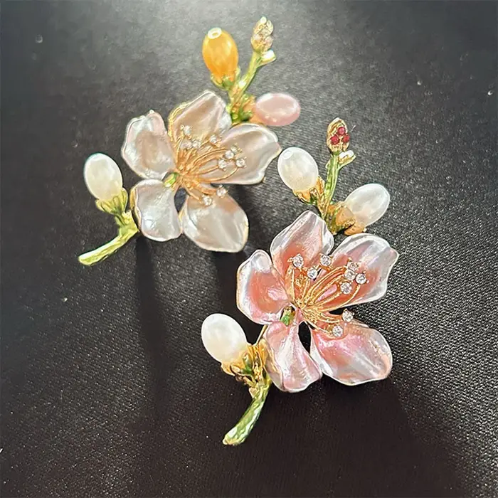 Broche en émail fleur de pêcher imitation perles strass design luxueux et élégant pour femmes occasions spéciales et vie quotidienne