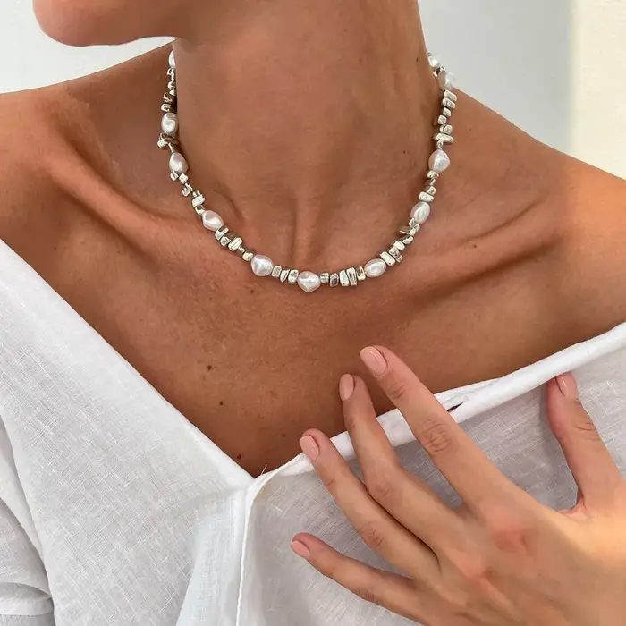 Collier vintage aux perles d'imitation irrégulières pour femmes élégance sophistiquée occasions spéciales mariage soirée festive