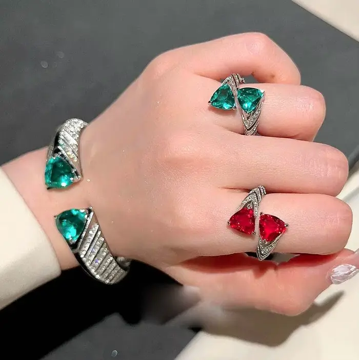 Bague triangle verte sertie de diamants pour femme avec ouverture vintage
