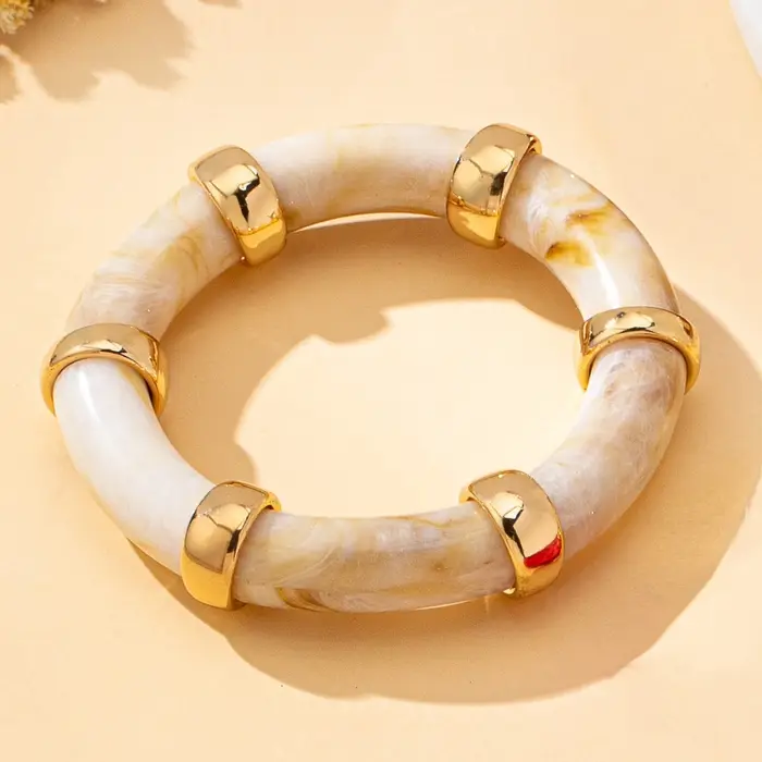 Un bracelet élastique tendance pour femmes
