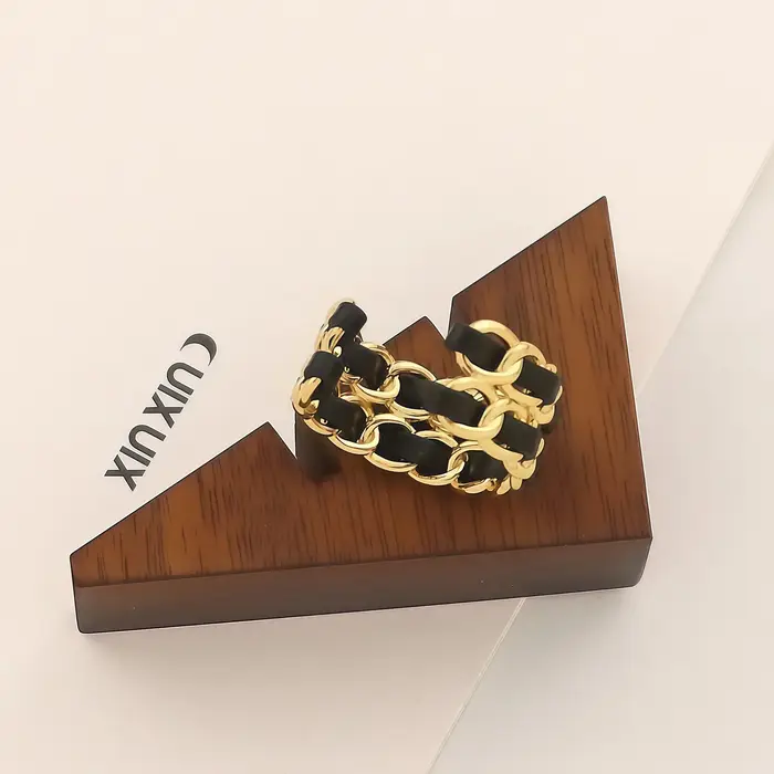 Bague en cuir doré haut de gamme pour femmes élégantes design moderne et sensation de luxe pour toutes occasions