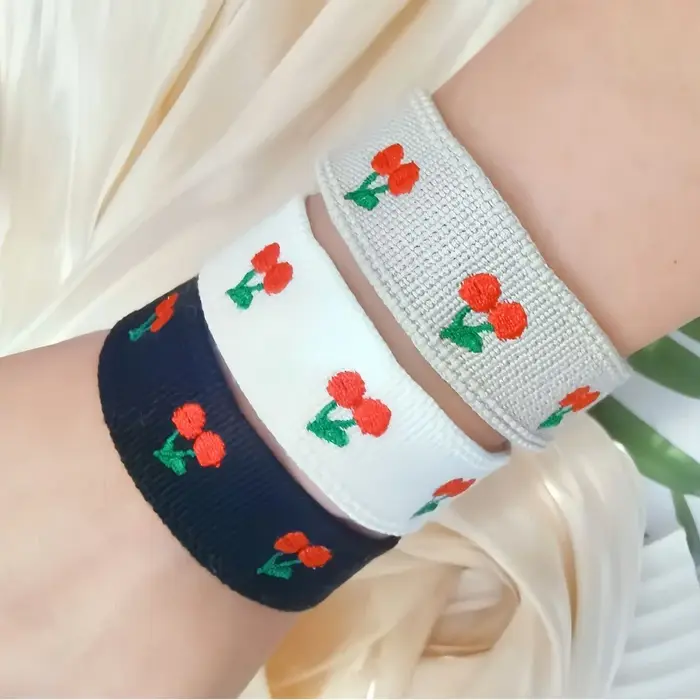 Bracelet bohème brodé en ruban à motif cerise pour femmes