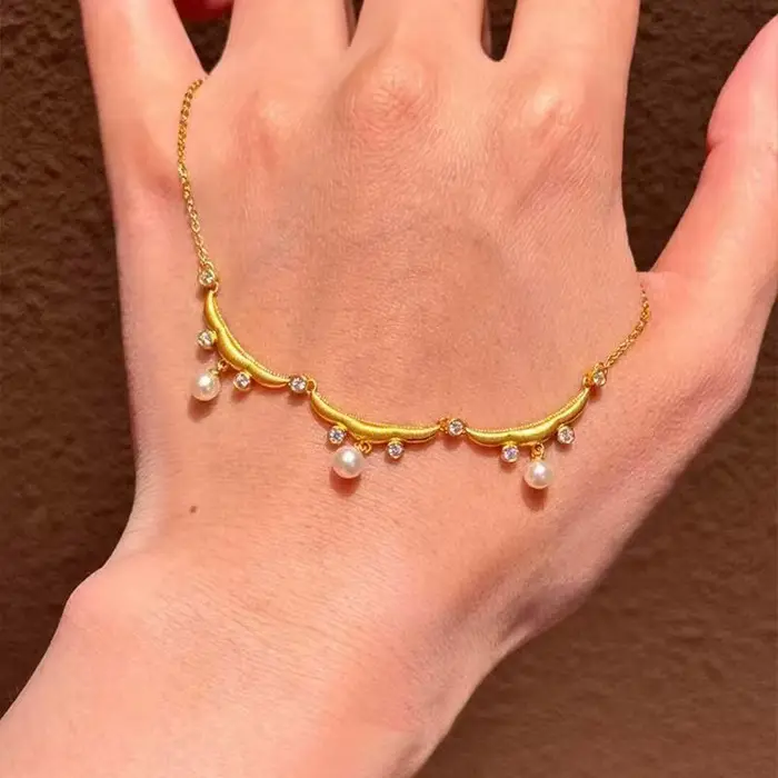 Collier de luxe léger en dentelle mate