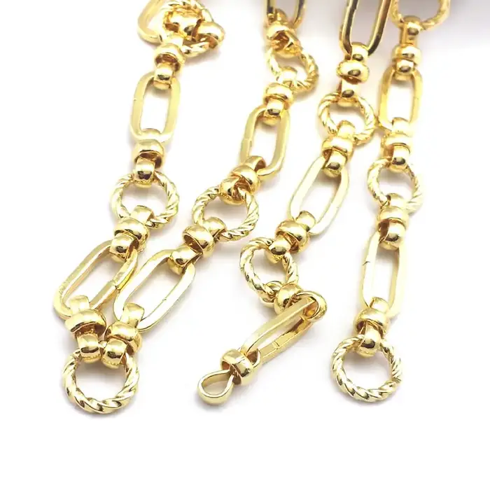 Collier long de forme naren or 18 carats