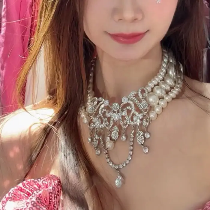 Collier long de perles multicouches élégant pour femmes occassions spéciales soirée cocktail romantique