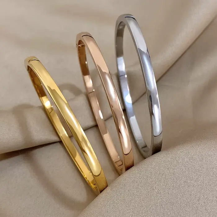 Bracelets simples et lisses en acier inoxydable plaqué or pour femmes élégantes et sophistiquées pour diverses occasions festives et quotidiennes