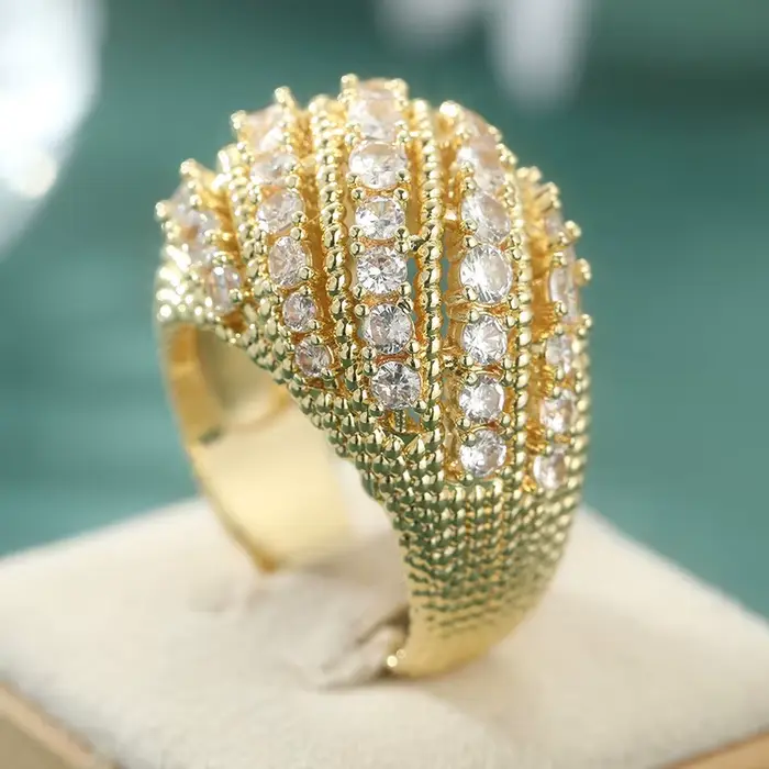 Bague dorée luxueuse et étincelante entièrement incrustée de zircone synthétique pour femme, design 