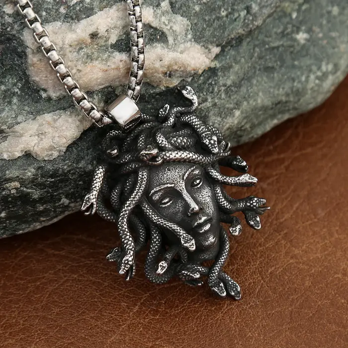 Collier Méduse Gothique Unique pour Hommes et Femmes