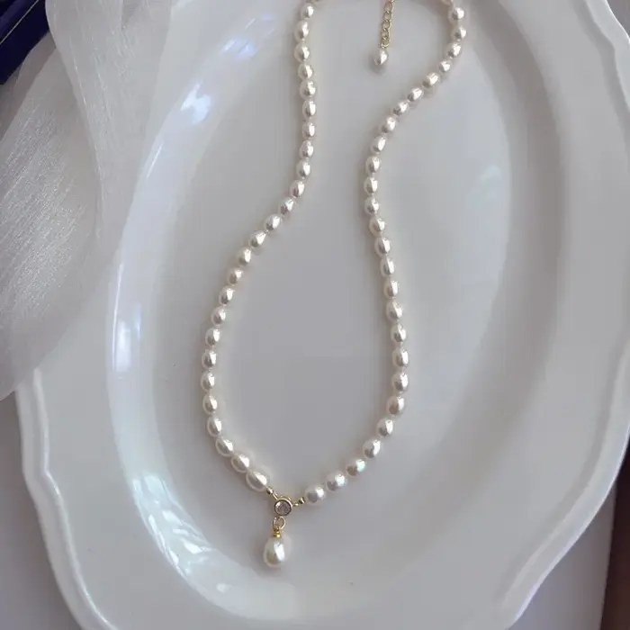 Élégant collier de perles naturelles pour femmes à la mode rétro style français léger luxe assorti tous les fermoirs en cuivre riz blanc...