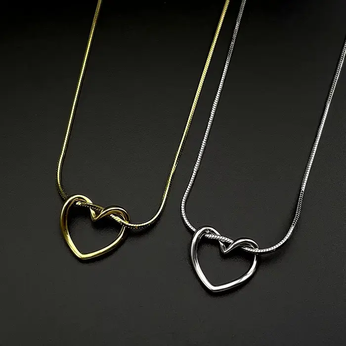 Collier chaîne serpent torsadé en acier inoxydable avec pendentif coulissant en forme de cœur creux pour femme, bijou délicat pour tous les jours
