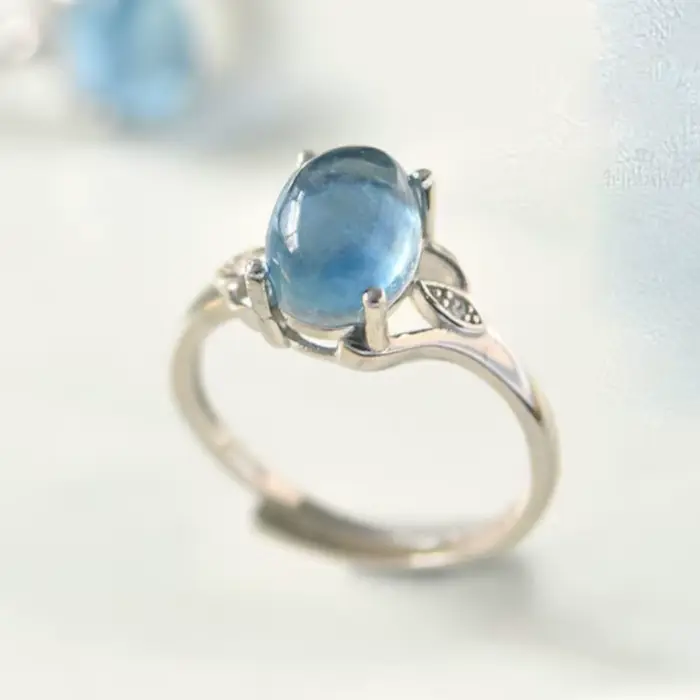 Bague en pierre précieuse aigue-marine pour femme