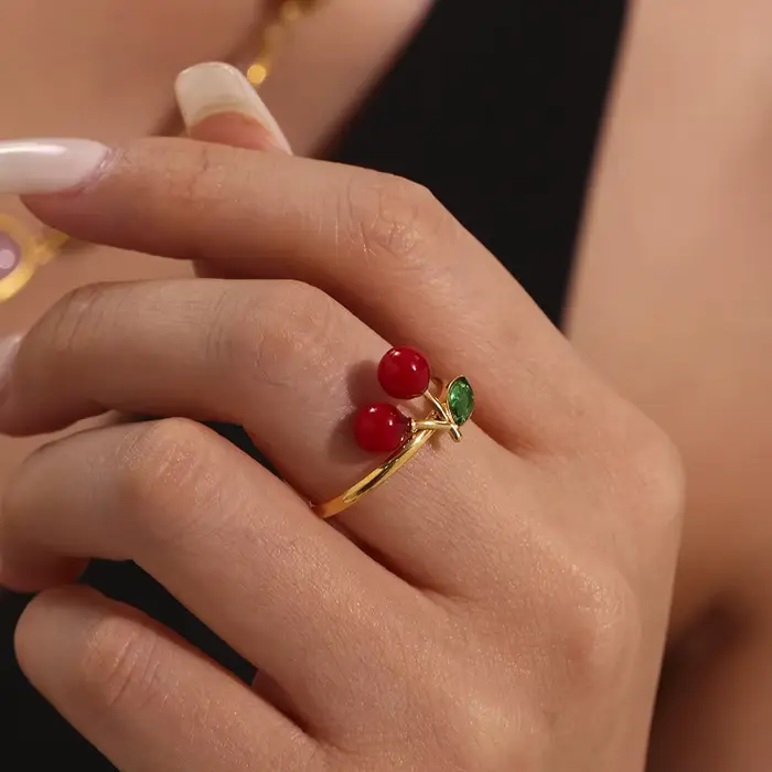 Amaiyllis – bague cerise en résine de Zircon