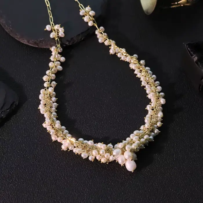 Collier de perles d'eau douce naturelles plaqué or 18 carats bijou pour femmes élégant et sophistiqué pour les soirées et occasions spéciales