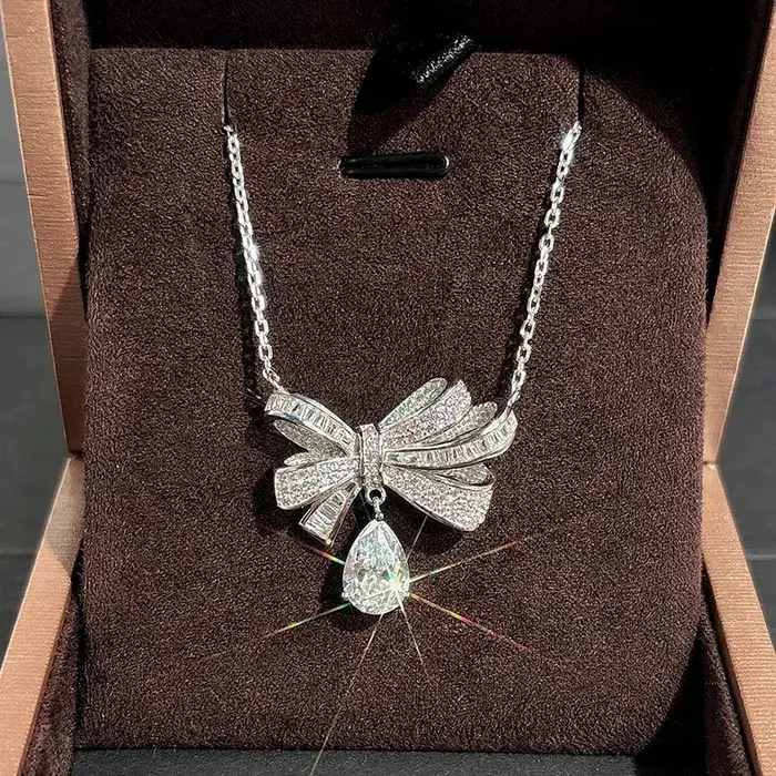 Collier pendentif nœud classique de luxe avec diamants brillants et moissanite