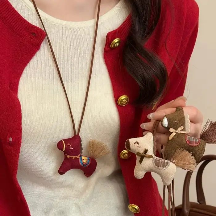 Collier pendentif poney en tissu peluche motif dessin animé mignon LATS pour femme, longue chaîne de pull, accessoire de mode