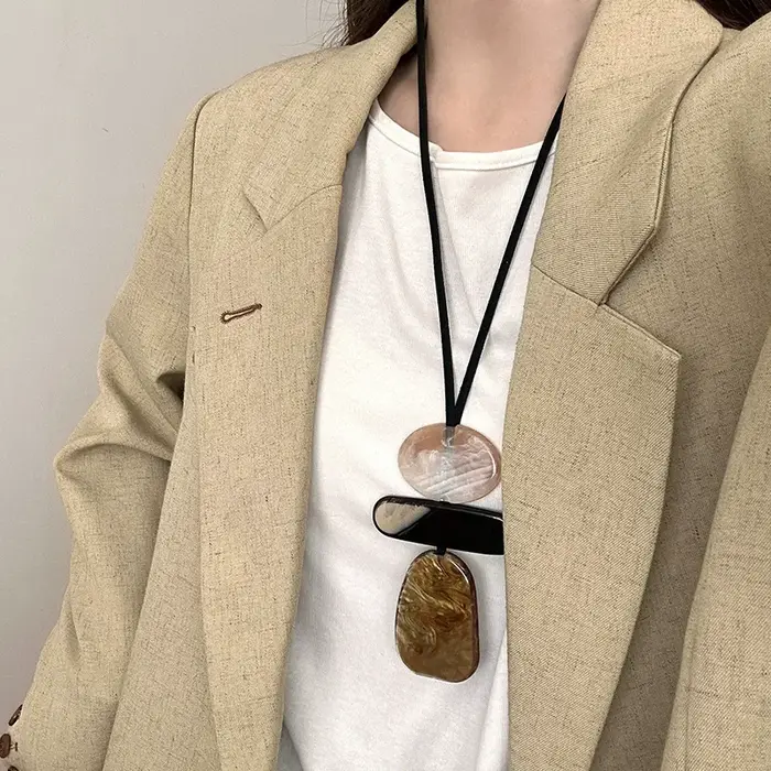 Collier bohème long avec pendentif géométrique acrylique pour femmes occasions sociales partis élégance unique style original