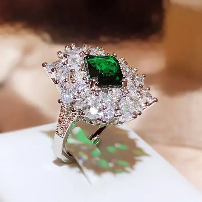 Grande bague ronde en zircon vert pour femme occasion spéciale engagement vintage élégance unique