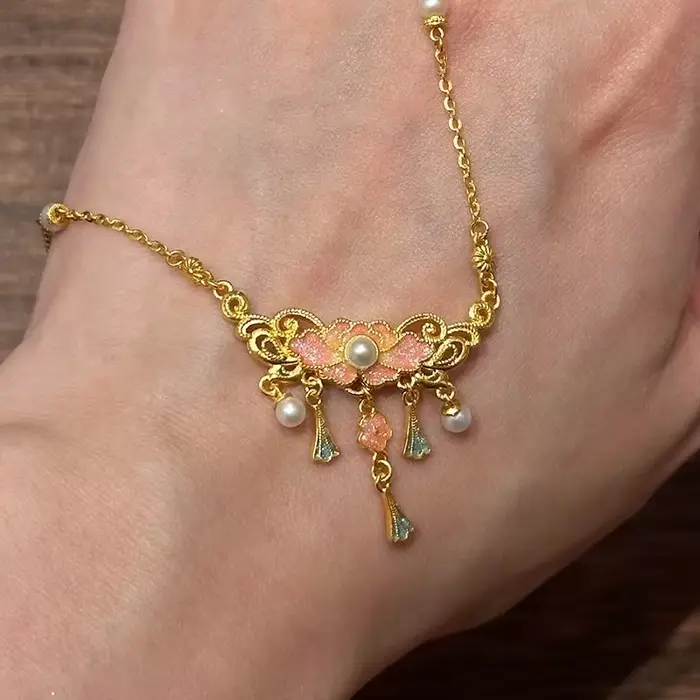 Bague en émail rose clair avec pompon