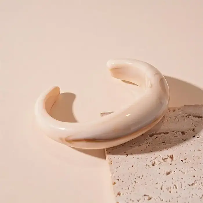 Bracelet Bohème Exagéré pour Femme 2024 – Jonc Ouvert Géométrique Rétro en Acrylique Tendance et Mod